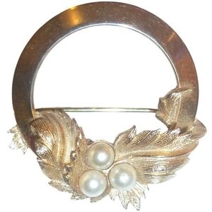 Sarah Coventry Vintage Gold Tone Leaf Faux Pearl Circle‎ Brooch Pin